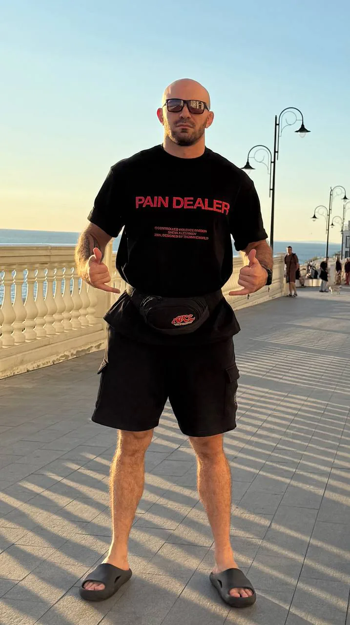 Максим Недощак в футболке Pain Dealer на набережной